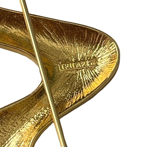 TRUART Vintage Signed Brooch Gold Tone Wavy Abstract Initial Letter M or W Pin - Picture 4 of 5